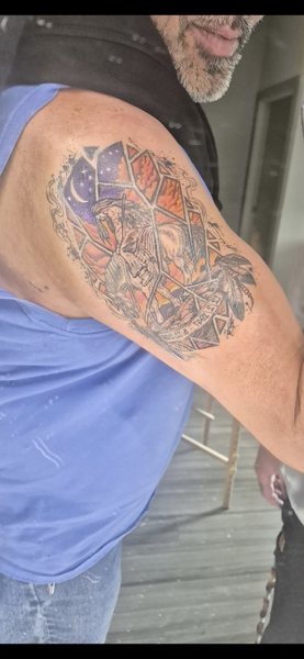 Color tattoo on the upper arm